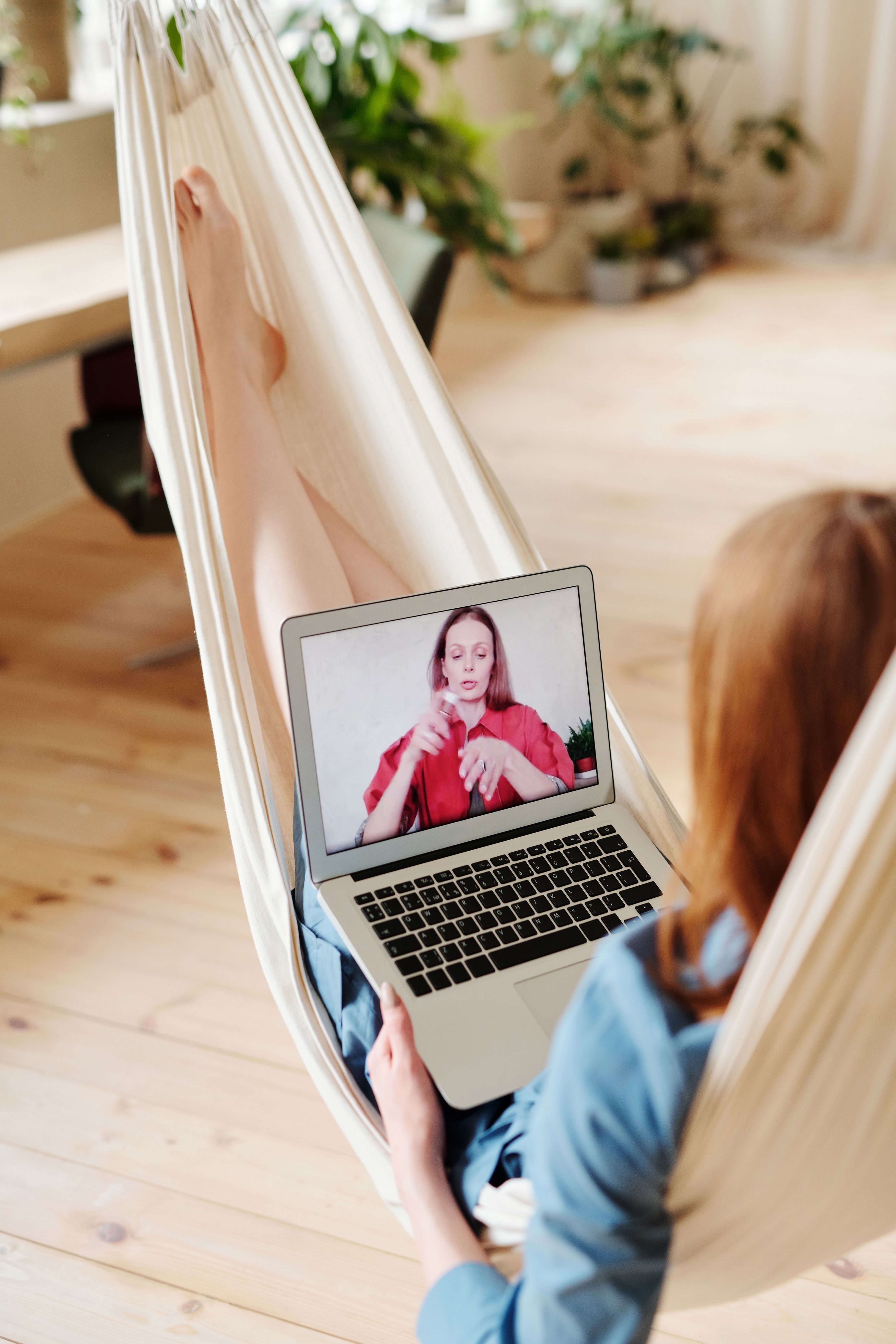 Person bei einer Online-Beratung per Videoanruf auf einem Laptop